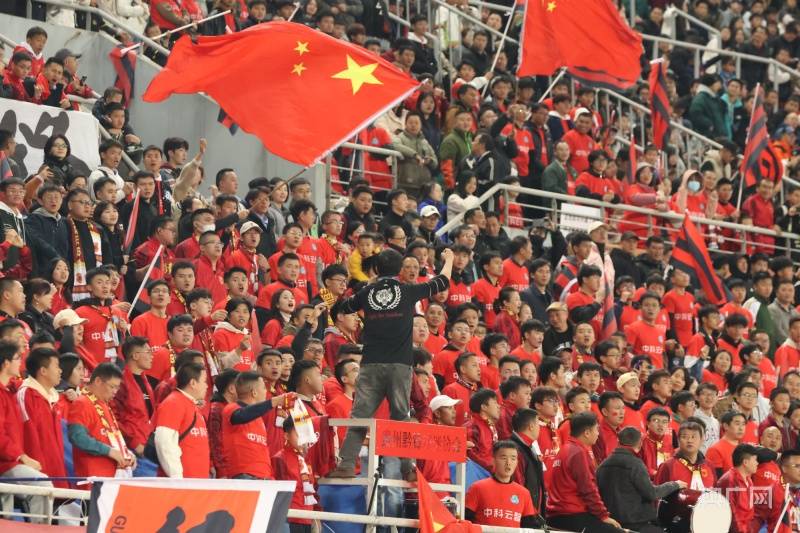 关于精英足球联赛精彩纷呈，球迷热情高涨的信息