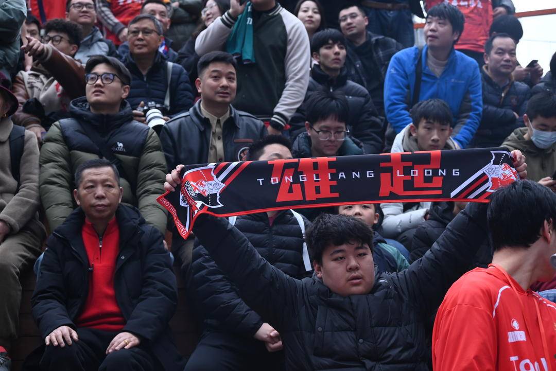 包含篮球俱乐部迎来新赛季揭幕战，球迷热情高涨的词条