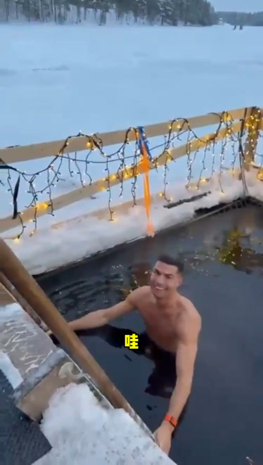 芬兰运动员在冰上表演项目中完美发挥
