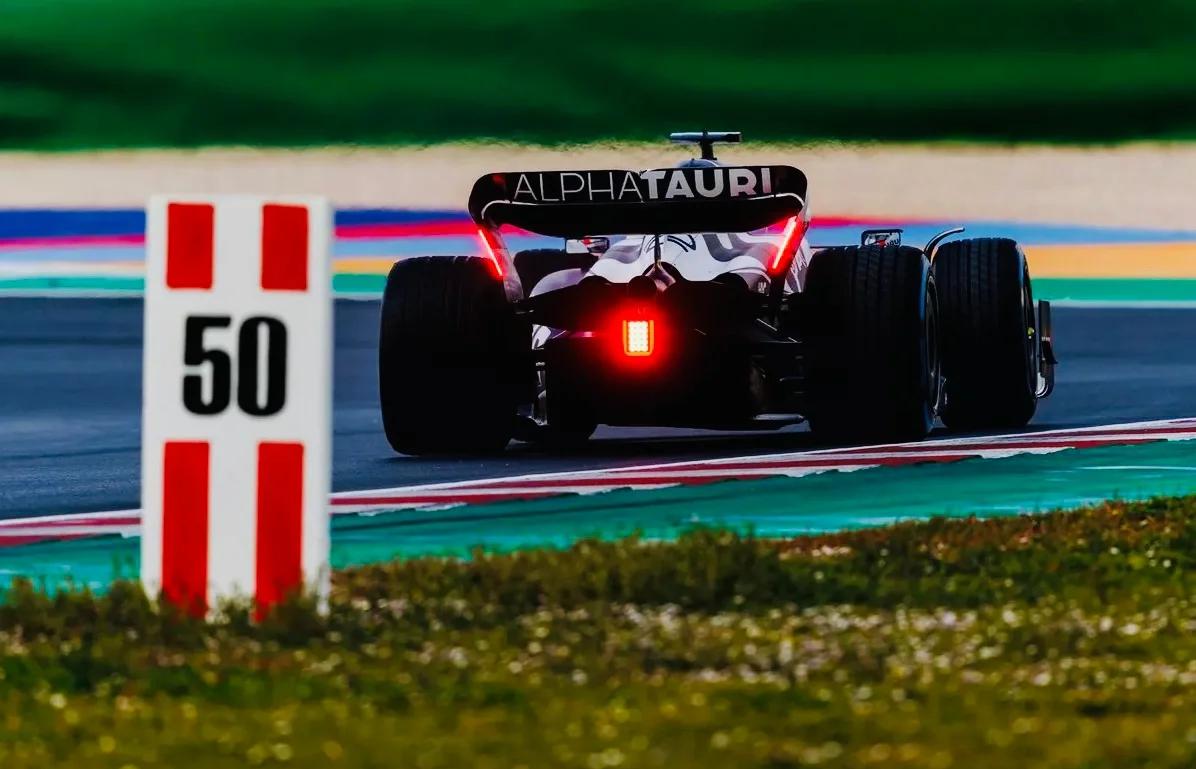 开云体育-红牛车队鏖战雷诺车队，拉塞尔惊艳四座