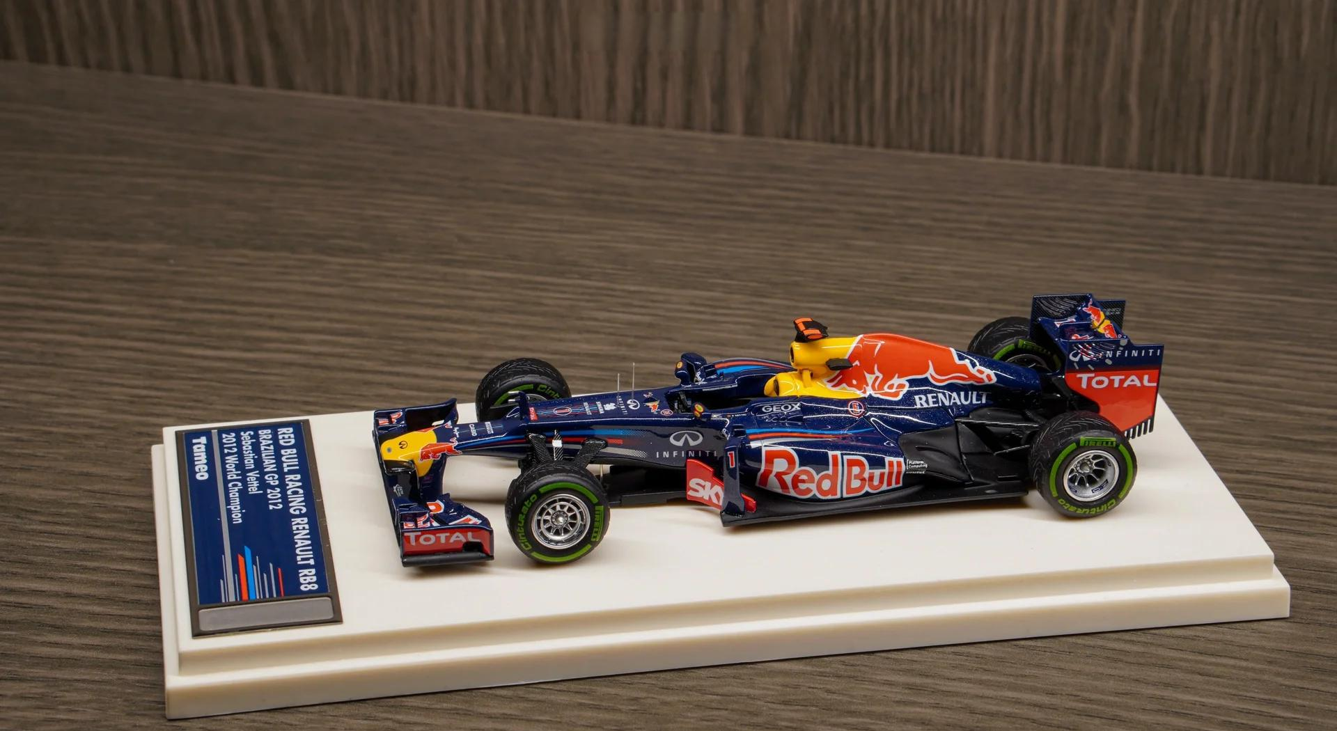 红牛车队鏖战雷诺车队，拉塞尔惊艳四座