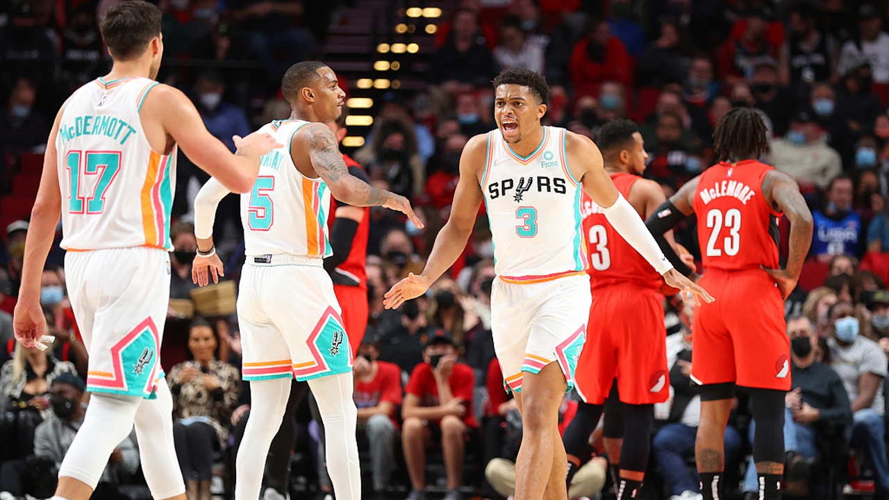 马刺鏖战天津队,麦科勒姆高光表现 马刺鏖战天津队,麦科勒姆高光表现